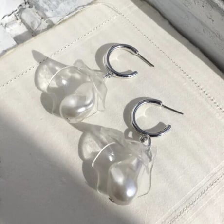 petal × baroque pearl loop pierce