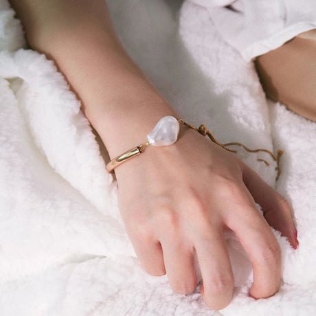 baroque pearl ×  gold bracelet