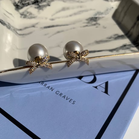 ribbon × pearl catch pierce