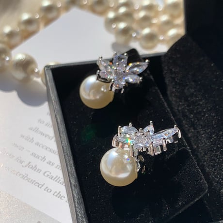flower × pearl pierce