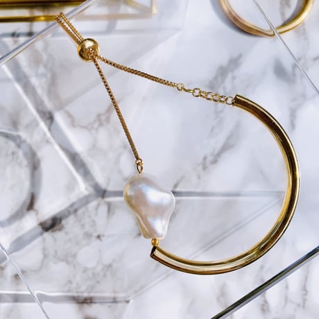 baroque pearl ×  gold bracelet