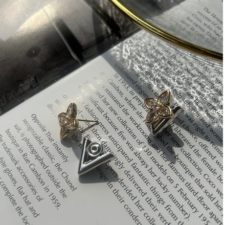 flower stone × V catch pierce