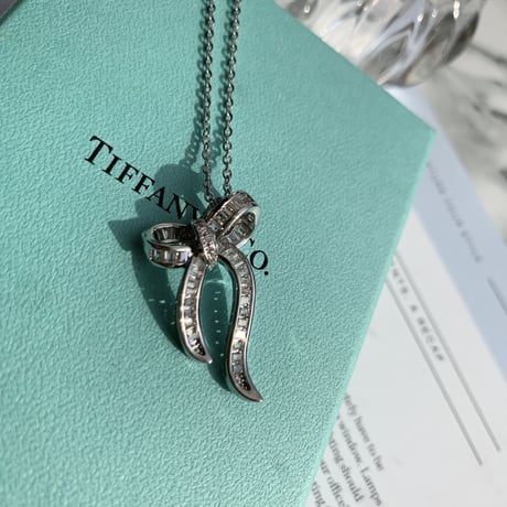 three-dimensional ribbon necklace