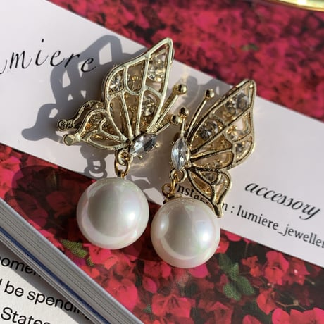 butterfly in stone × pearl pierce