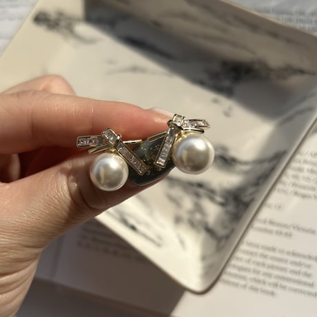 ribbon × pearl pierce