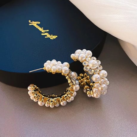 pearl × flower hoop pierce