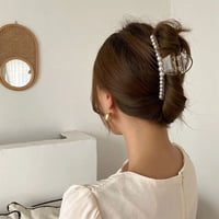 clear × pearl hair clip5