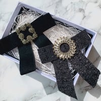 bijou ribbon brooch