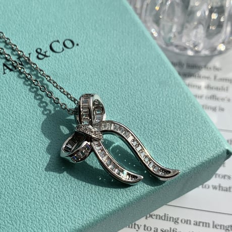 three-dimensional ribbon necklace