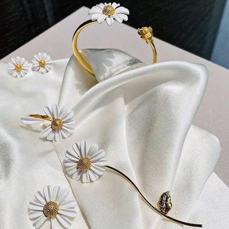 daisy asymmetry pierce