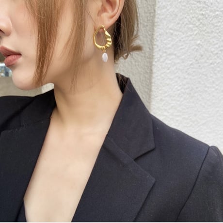 gold × baroque pearl asymmetry  pierce