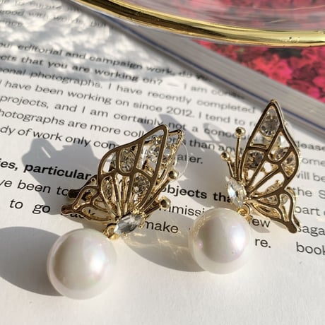 butterfly in stone × pearl pierce