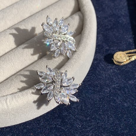 zirconia stone curve leaf pierce