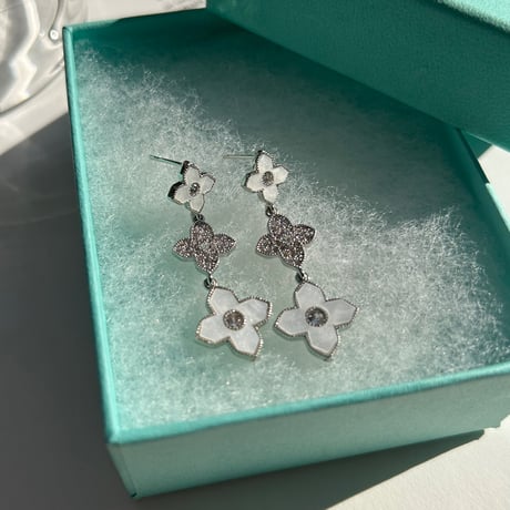 white flower shake pierce