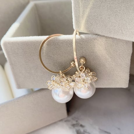 flower × pearl hoop pierce