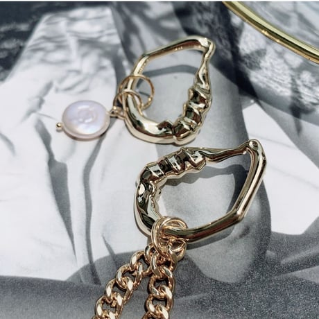 gold × baroque pearl asymmetry  pierce