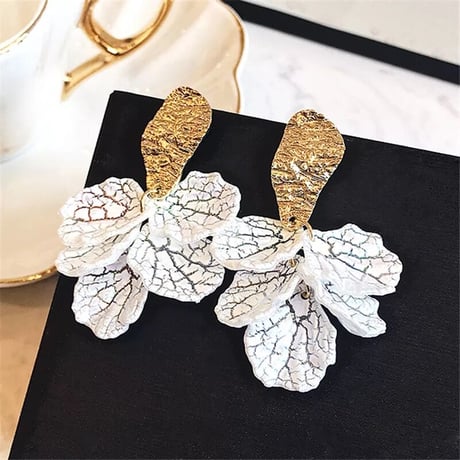 white reef × gold pierce/earring