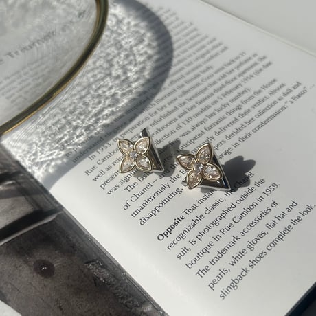 flower stone × V catch pierce