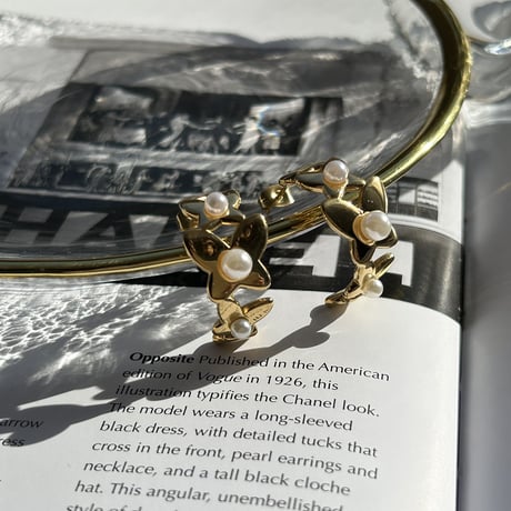 butterfly × pearl hoop pierce