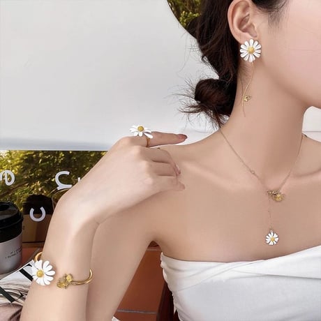 daisy × bee bangle