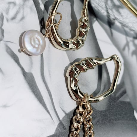 gold × baroque pearl asymmetry  pierce