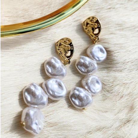 gold × baroque pearl pierce