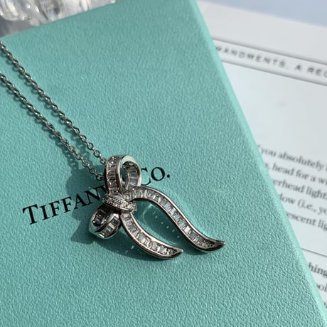 three-dimensional ribbon necklace