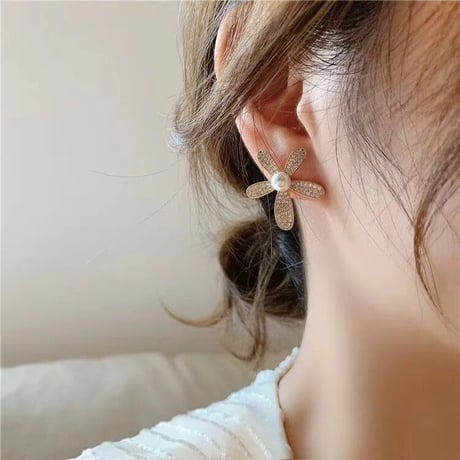 flower pearl pierce