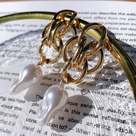 baroque pearl  gold pierce