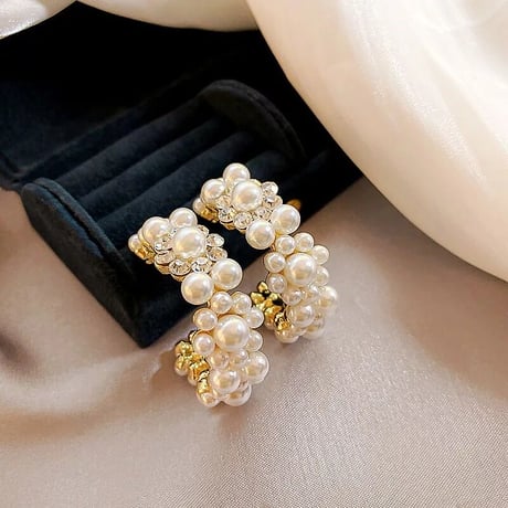 pearl × flower hoop pierce