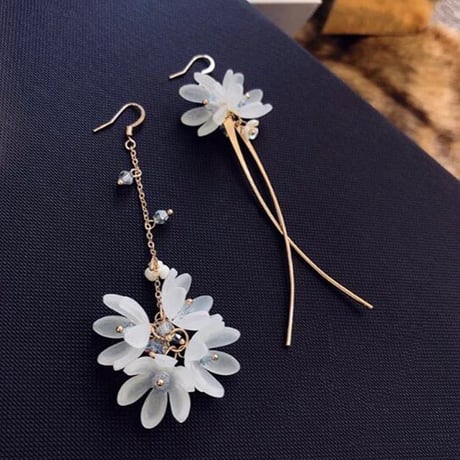 flower  asymmetry hook pierce/earring
