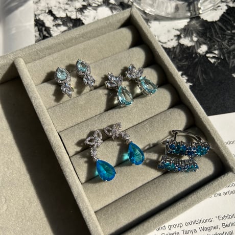 blue stone × silver pierce