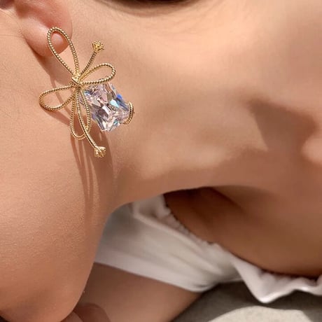square stone × ribbon pierce