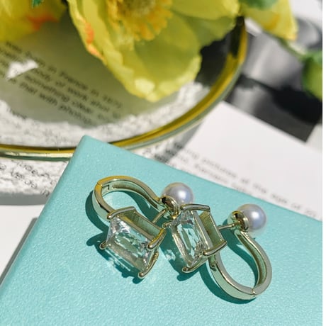 square  stone × pearl pierce