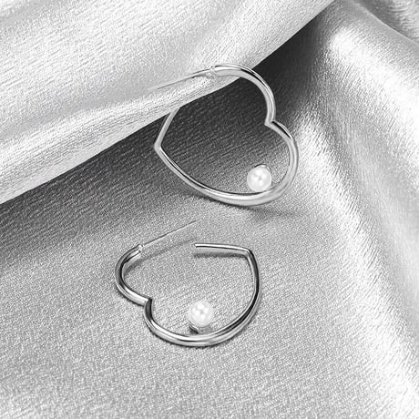 heart × pearl hoop pierce