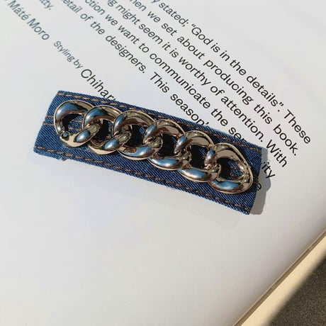 denim × gold chain hair pin