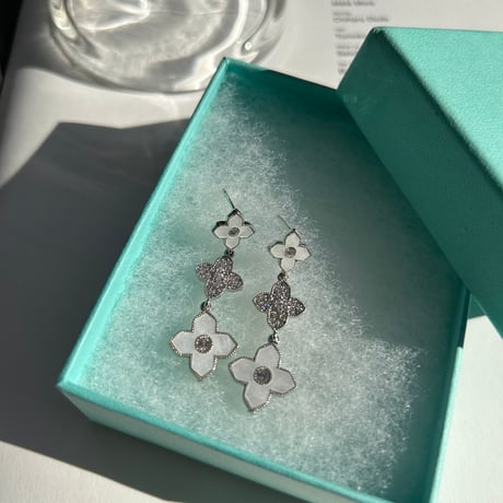 white flower shake pierce