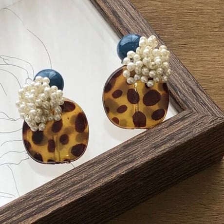 vintage leopard × pearl pierce