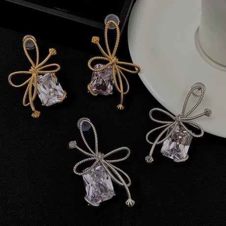 square stone × ribbon pierce