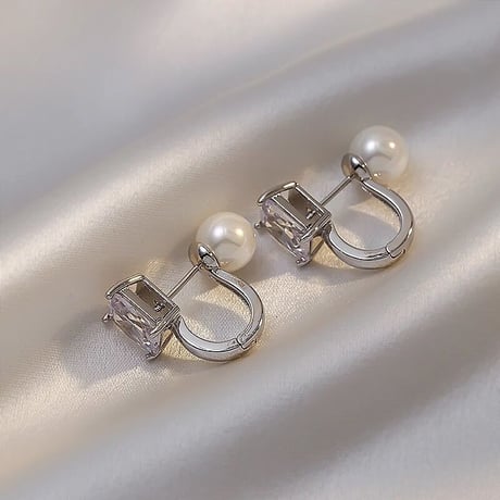square  stone × pearl pierce