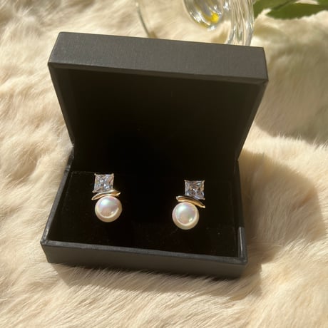 pearl × square stone pierce