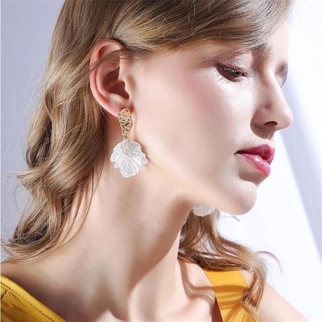 white reef × gold pierce/earring