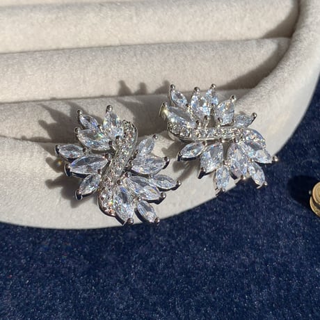 zirconia stone curve leaf pierce