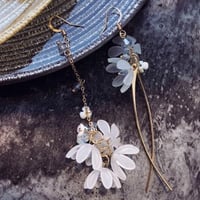 flower  asymmetry hook pierce/earring