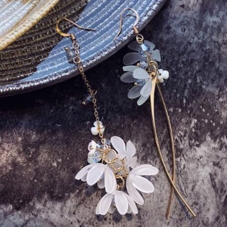 flower  asymmetry hook pierce/earring