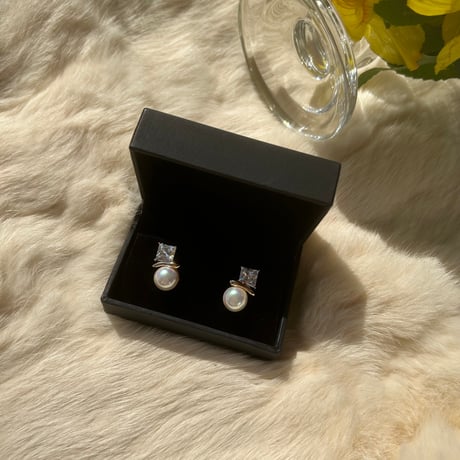 pearl × square stone pierce