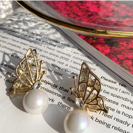 butterfly in stone × pearl pierce