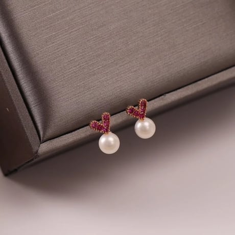 small heart × pearl pierce
