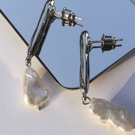 baroque pearl × stick pierce