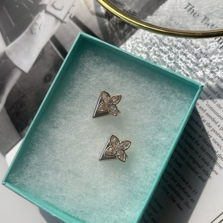 flower stone × V catch pierce